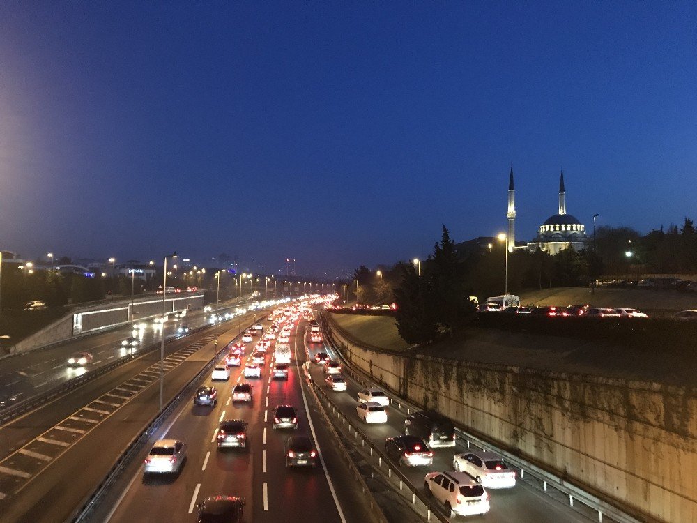 İ̇stanbul’da 56 Saatlik Kısıtlama Sonrası 15 Temmuz Şehitler Köprüsü’nde Trafik Yoğunluğu