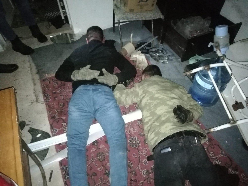 Bağ Evinde El Fenerini Gören Jandarma Gerçeği Ortaya Çıkarttı: 6 Ayrı Suçtan Aranıyorlardı