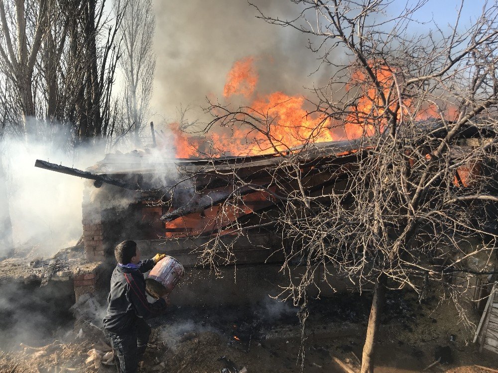 Arı Kovanı İmalathanesinde Çıkan Yangını Söndürmek İçin Çocuklar Da Seferber Oldu