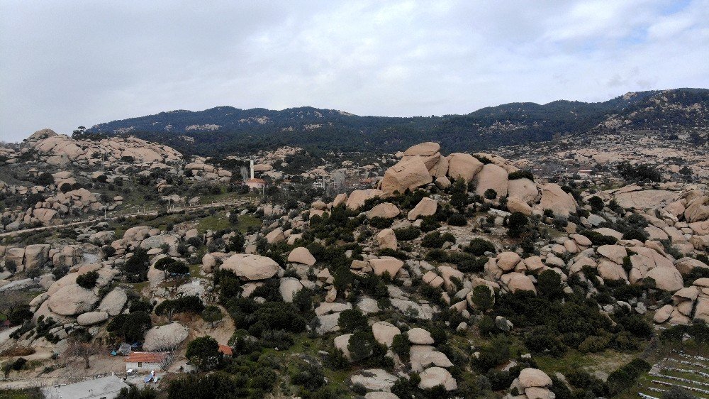 Türkiye’nin En Yaşlı Kayalarıyla Dikkat Çeken Vadi