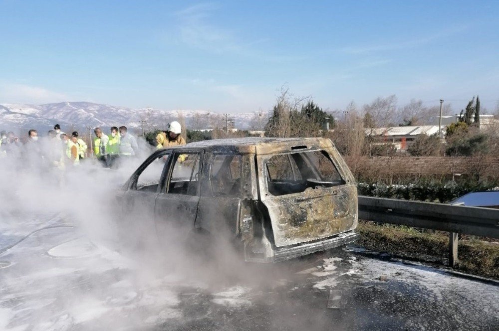 Lüks Araç Seyir Halindeyken Alev Alev Yandı