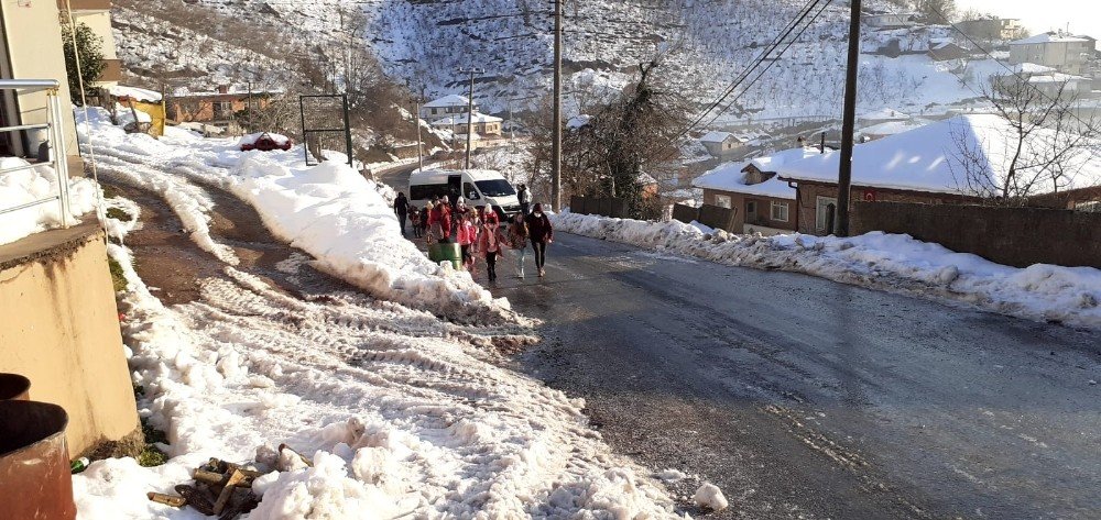 Servis Buzlanan Yolda Kalınca, Öğrenciler Okula Yürüme Gitti