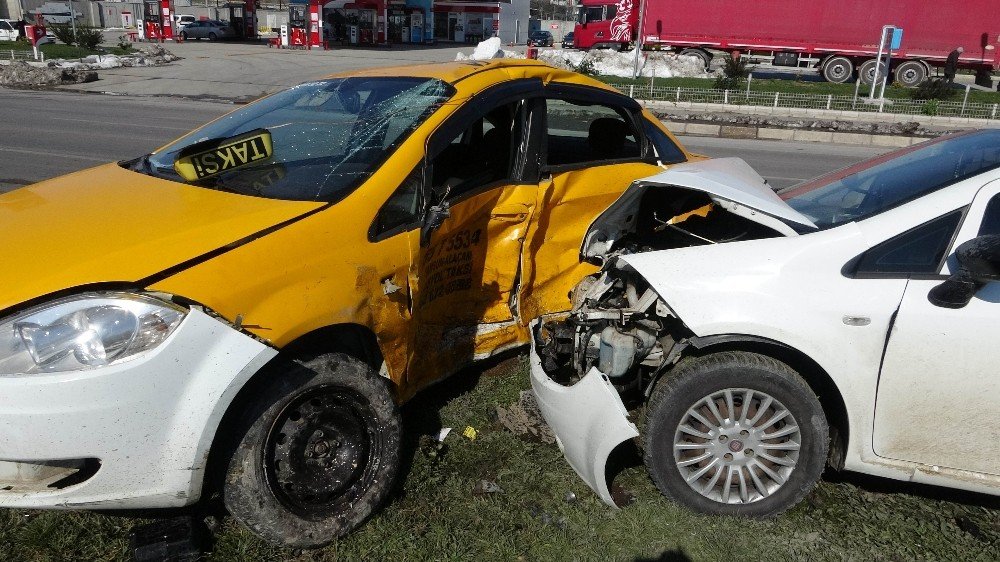 Güvenlik Kamerası Tarafından Kaydedilen Kazada 1 Kişi Öldü, 2 Kişi Yaralandı