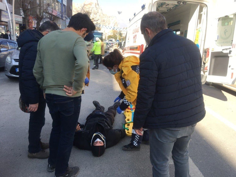 Kamyonete Çarpan Kurye Yaralandı