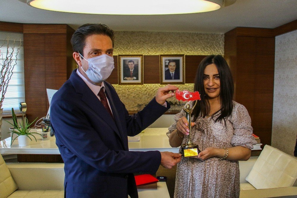 İ̇hlas Medya Ankara Temsilcisi Batuhan Yaşar’a “yılın Medya Yöneticisi” Ödülü