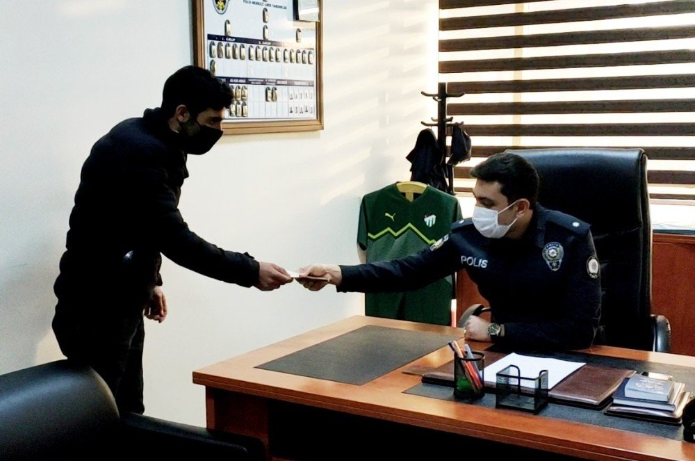 Atm’de Unutulan Parayı Polise Teslim Etti