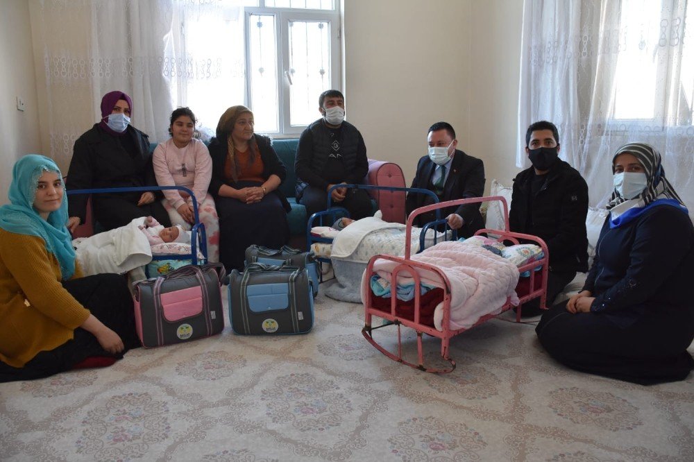 Başkan Beyoğlu’ndan Üçüzleri Olan Aileye Bebek Çantası Hediyesi