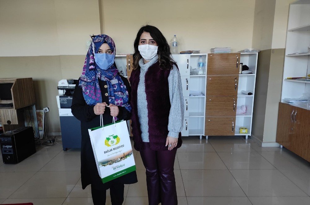 Bilgisayarı Olmadığı İçin Uzaktan Eğitimden Yararlanamıyordu, Yardımına Başkan Beyoğlu Yetişti