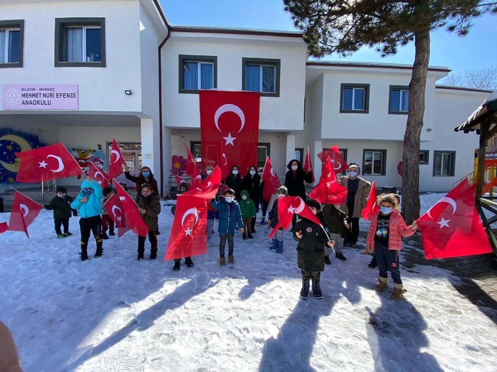 Anaokulu Öğrencileri Mahalle Sakinlerine Türk Bayrağı Dağıttı