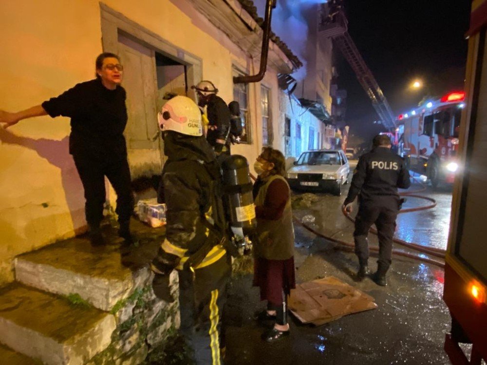 Çöp Ev Alev Alev Yandı, Anne Ve Kızı Gözyaşlarına Boğuldu