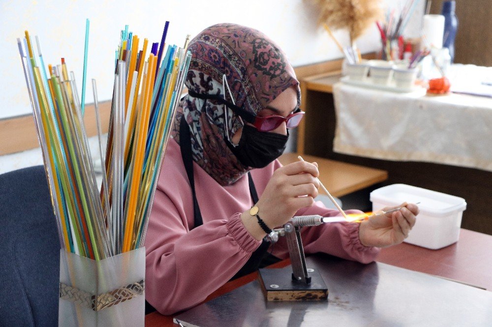 Atık Şişeler Ve Ham Camlar Kadınların Ellerinde Sanat Eserine Dönüşüyor