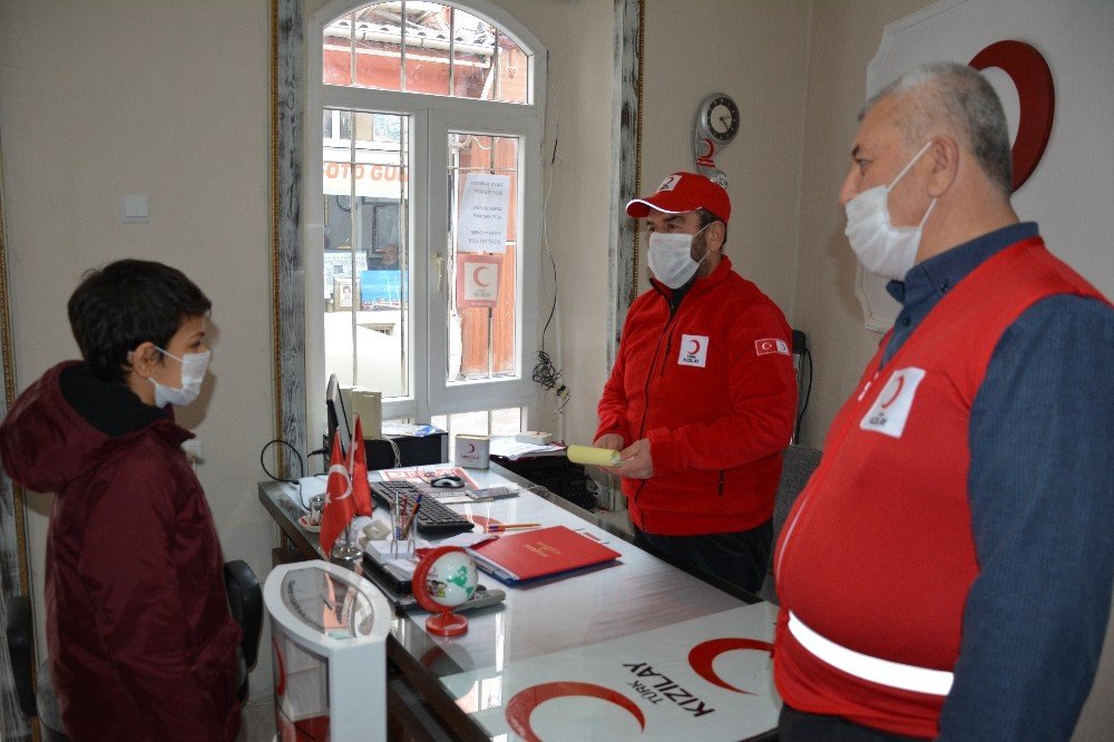 Biriktirdiği Harçlıkları Kızılay’a Bağışladı