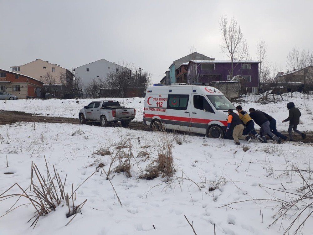Çamura Saplanan Sağlıkçıların İmdadına Vatandaş Yetişti