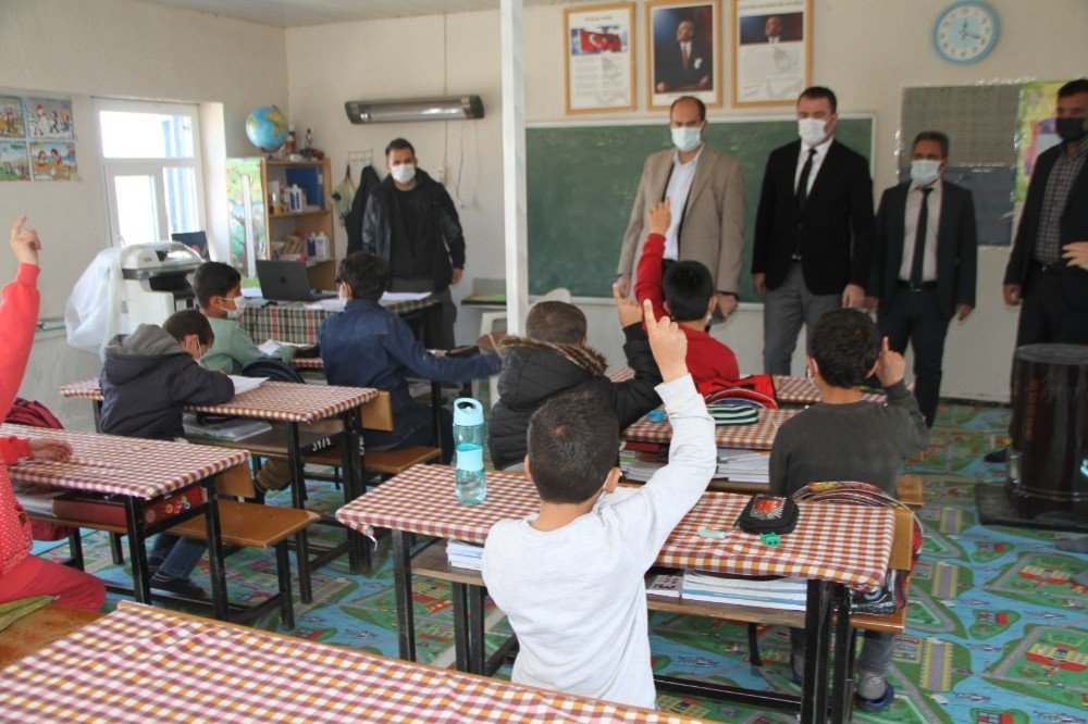 Kaymakam Türkmen, Çöltepe’de Öğrencilerin Heyecanına Ortak Oldu