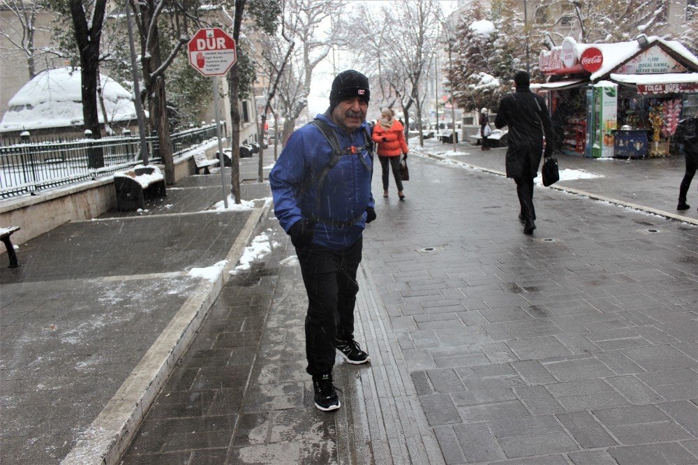 Dükkanı Kapatıp 17 Kilometre Koşarak Evine Gidiyor