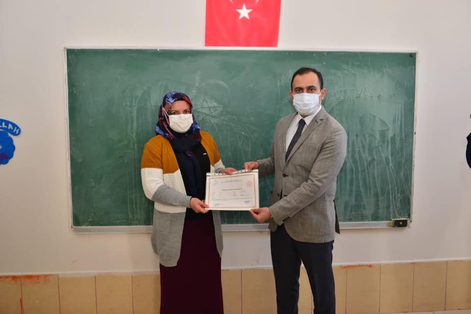 Okuma Yazma Öğrenen Kursiyerlere Sertifikaları Verildi