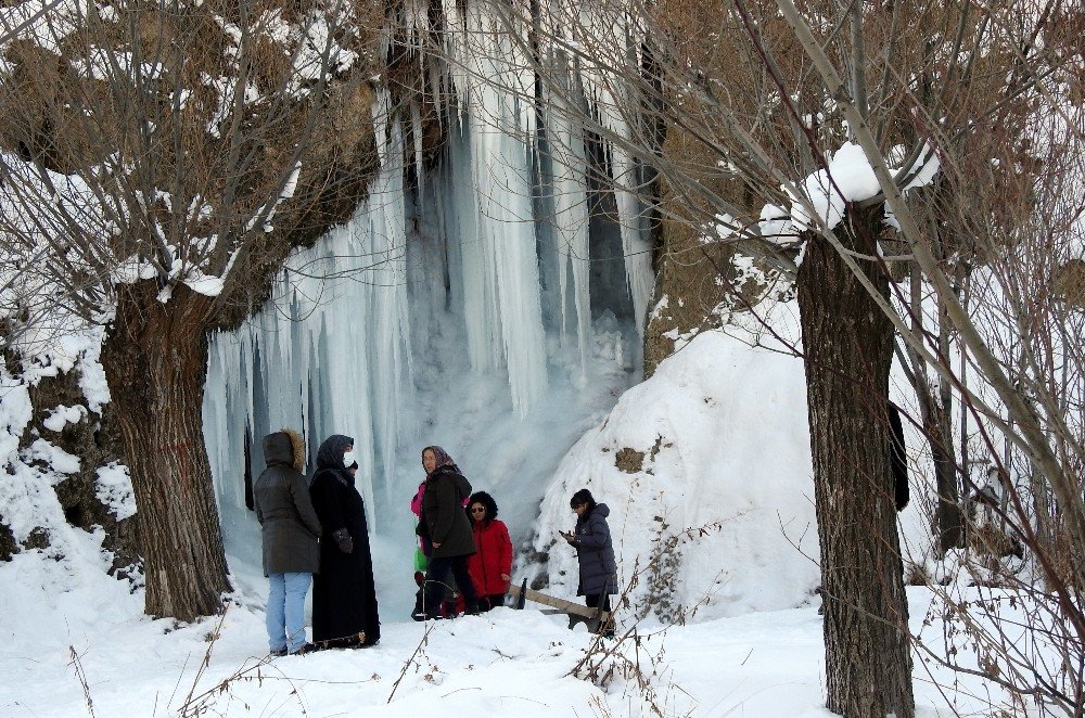 Girlevik Şelalesi ’buz Dağı’ Gibi