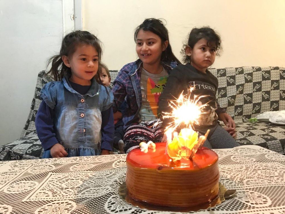 Bu Çocukların Yüzü Bir Pastayla Gülüyor