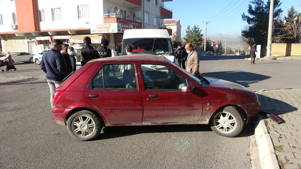 Virajı Alamayan Otomobil Başka Bir Araca Çarptı: 4 Yaralı