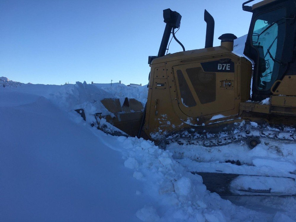 Şebekeyi Onarmaya Gittiler, Karda Mahsur Kaldılar