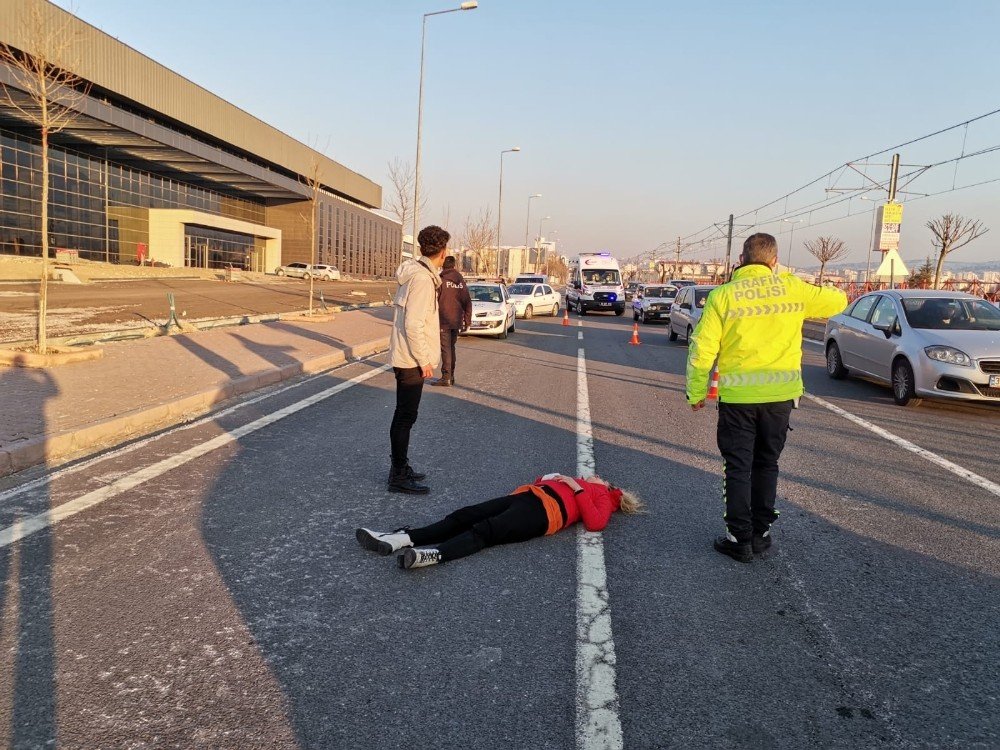 Genç Kız Hareket Halindeki Araçtan Atladı
