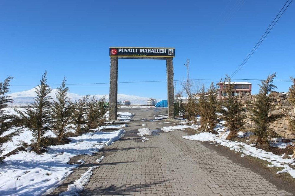 Devasa Büyüklükte Blok Sütun Taşlar Görenleri Şaşkına Çeviriyor