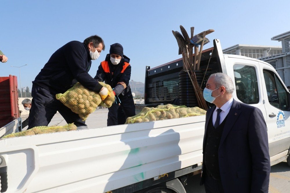 Kapı Kapı Gezerek İ̇htiyaç Sahiplerine 25 Ton Patates Dağıttılar