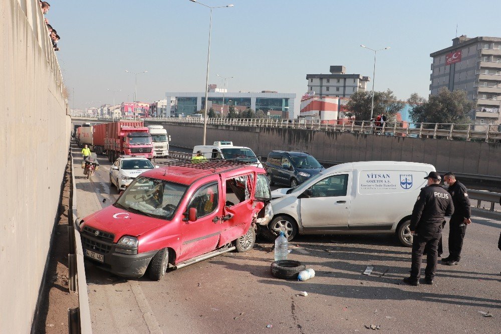 D-100’de 2 Hafif Ticari Araç Çarpıştı: 1’i Ağır 2 Yaralı