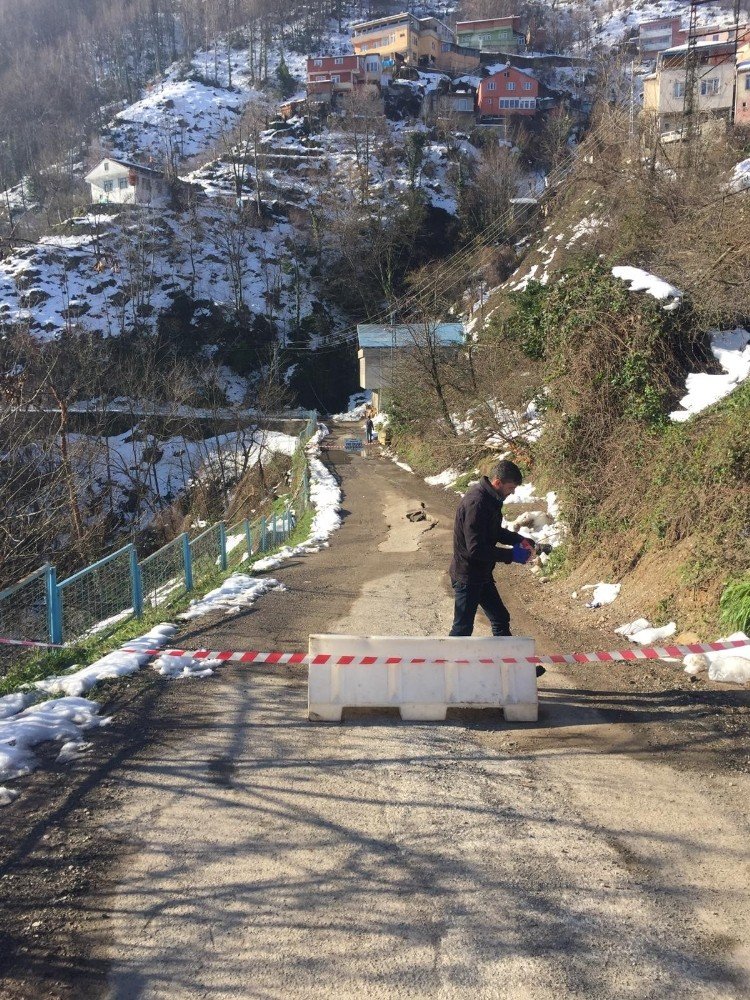 Kar Yağışı Ve Fırtınadan Zarar Gören Yol Çöktü
