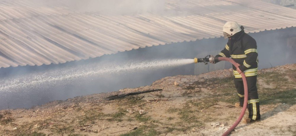 Kuşadası’nda İnşaat Konteynerleri Alev Alev Yandı