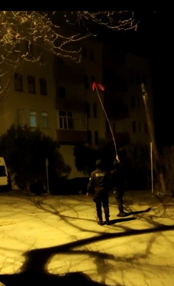 Devriye Gezen Bekçilerin Bayrak Hassasiyeti Kamerada