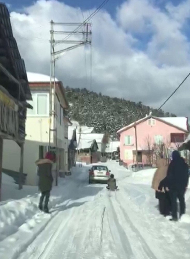 Kızağı Otomobilin Arkasına Bağladılar, Doyasıya Eğlendiler
