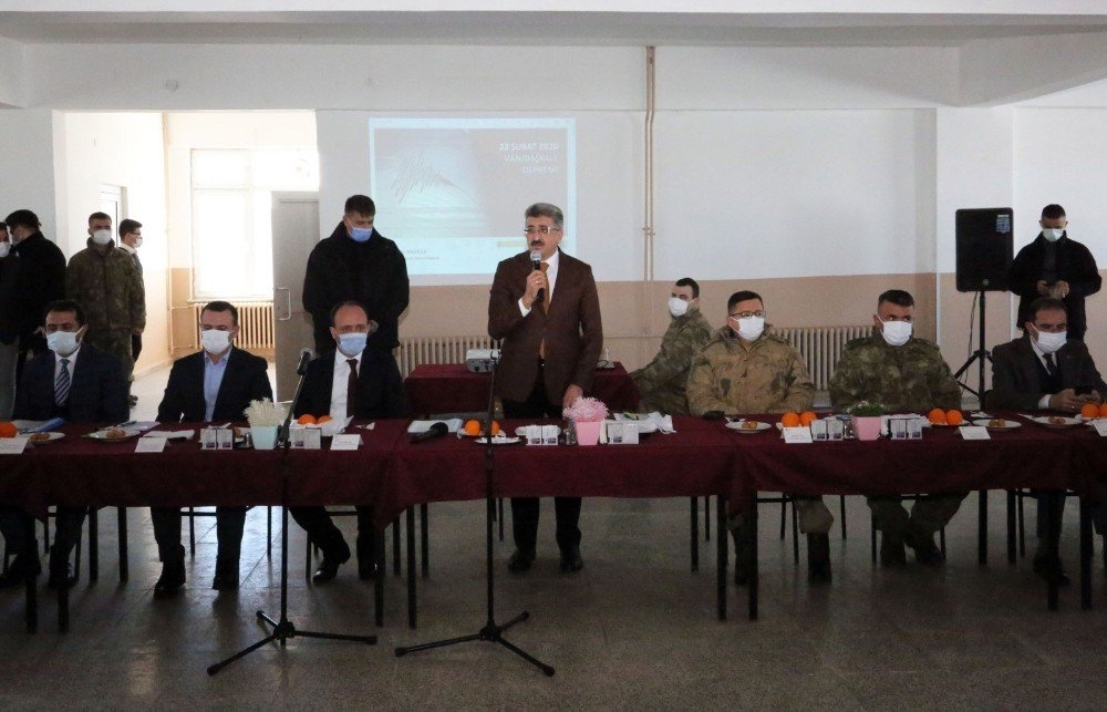 Vali Bilmez, Başkale’deki Muhtarlarla Bir Araya Geldi