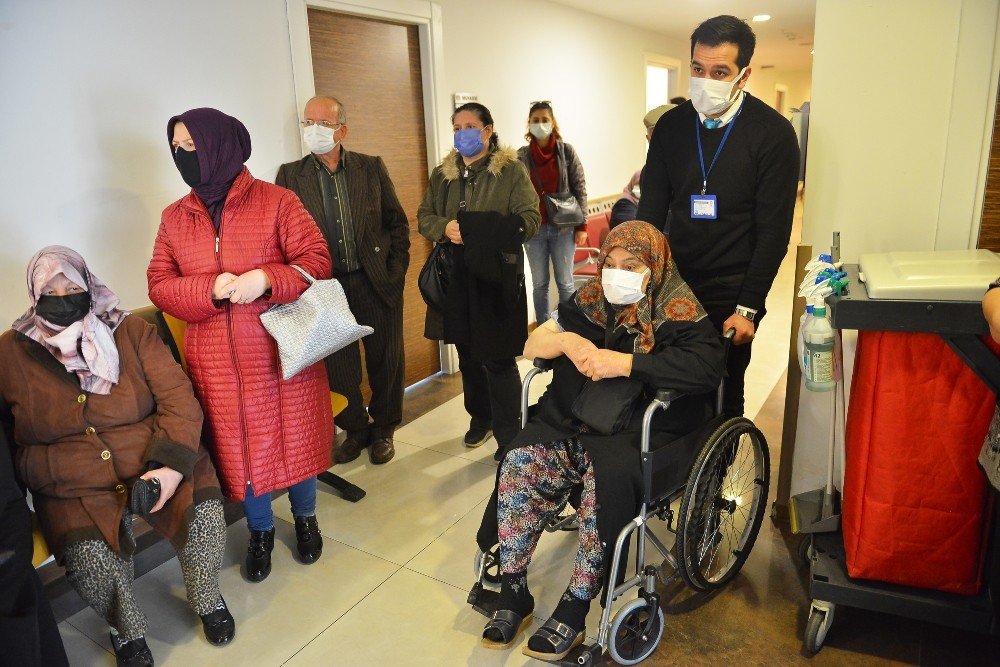 Kıymet Teyzeyi Aşı Randevusuna Belediye Ekipleri Yetiştirdi