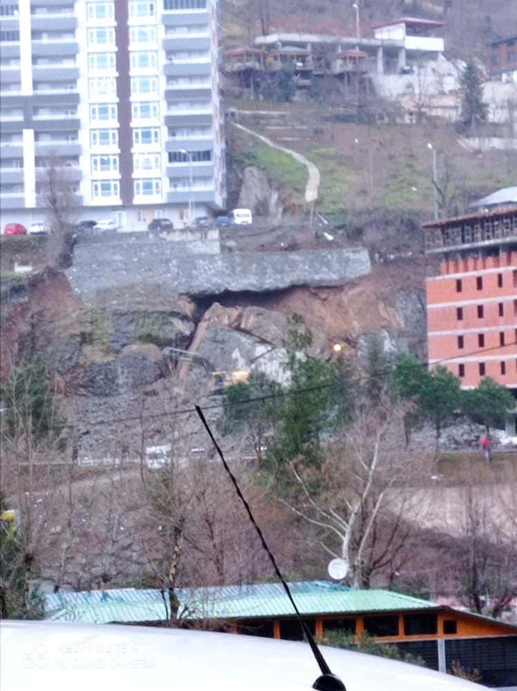 Artvin’de İstinat Duvarı Çöktü, Operatör Son Anda Kurtuldu