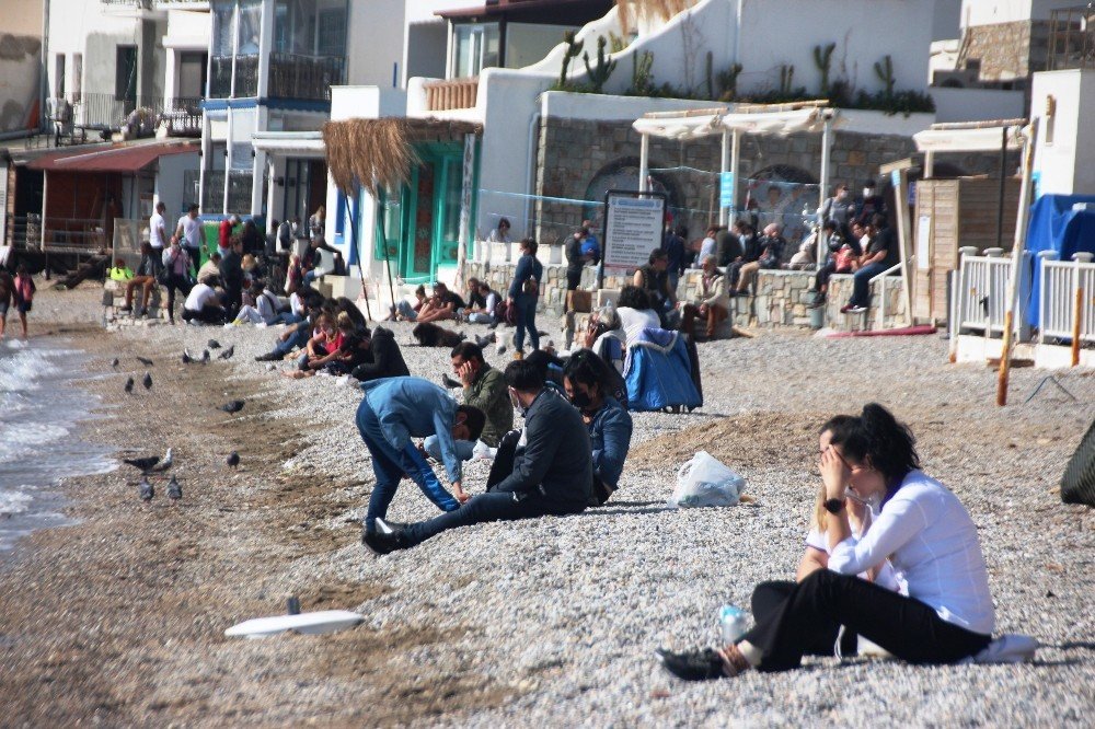 Güzel Havayı Gören Vatandaşlar Sahile Koştu, Maske Ve Mesafe Unutuldu