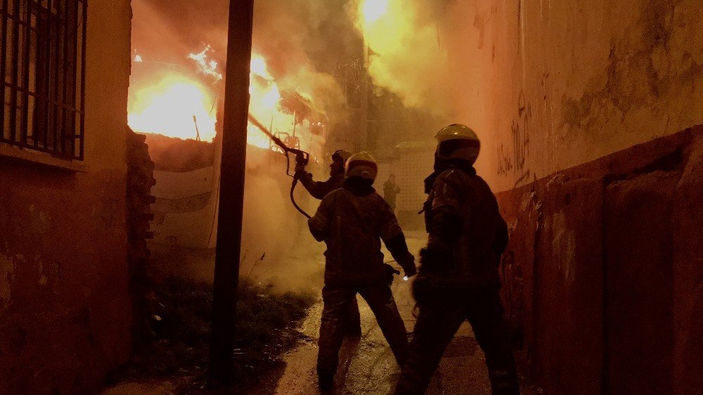 Bursa’da İki Otobüs Alevler İçinde Kaldı, Yaşlı Çift Dumandan Etkilendi