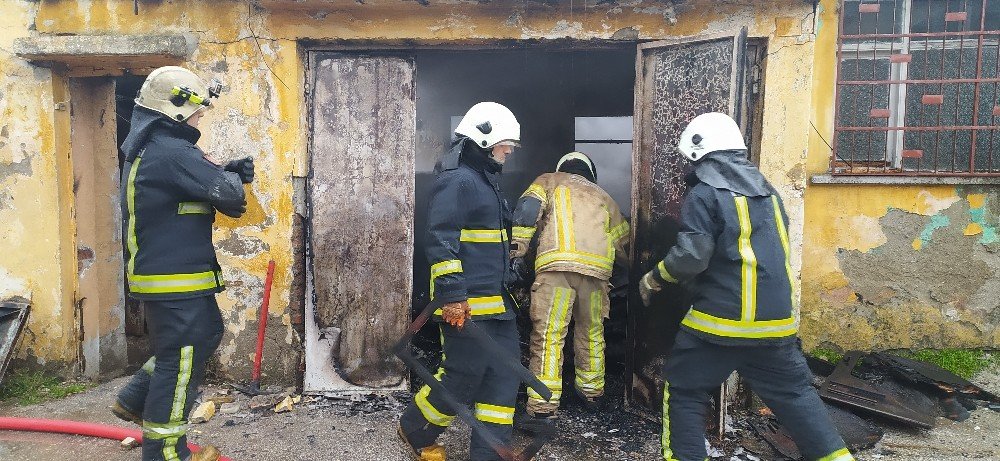 Bursa’da Tek Katlı Tarihi Bina Alev Alev Yandı