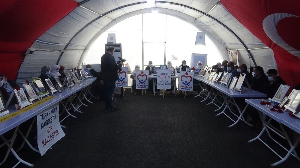 Hdp Önündeki Aileler Kararlılıkla Evlatlarından Gelecek Haberi Bekliyor