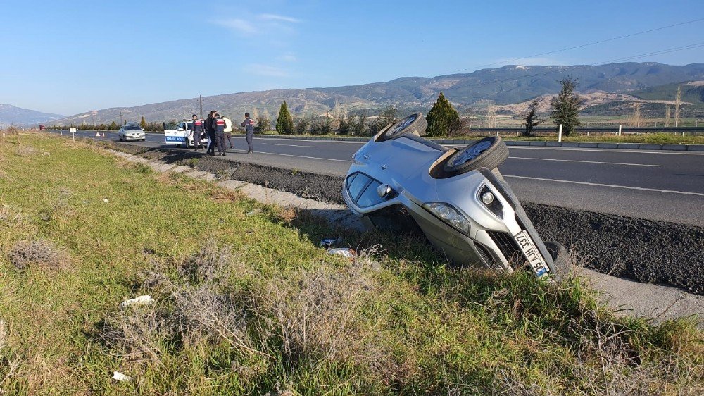 Devrilen Araçtaki 5 Kişi Yaralandı