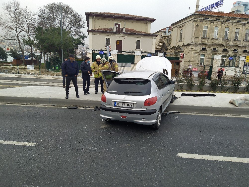 Fatih’te Otomobilin Yoldan Çıkma Anı Kamerada