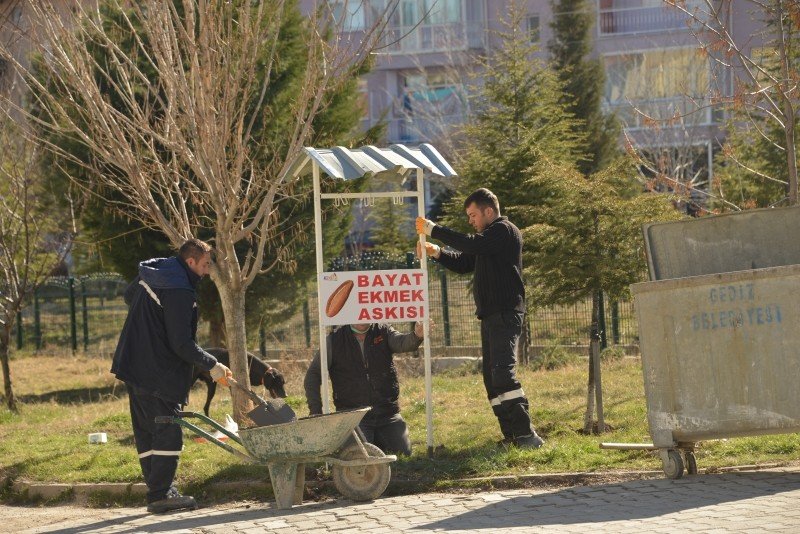 Gediz Belediyesi’nden “askıda Bayat Ekmek Projesi”