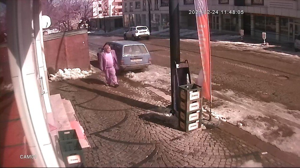 Çatıdan Düşen Buz Kütlesinin Altında Kalmaktan Son Anda Kurtuldu