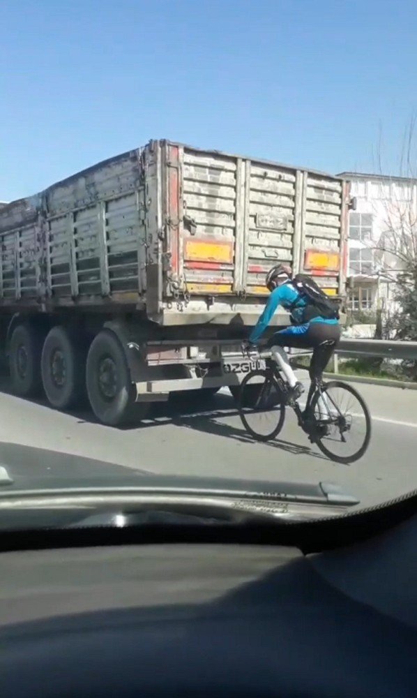 Kamyon Arkasında Bisikletle Tehlikeli Yolculuk