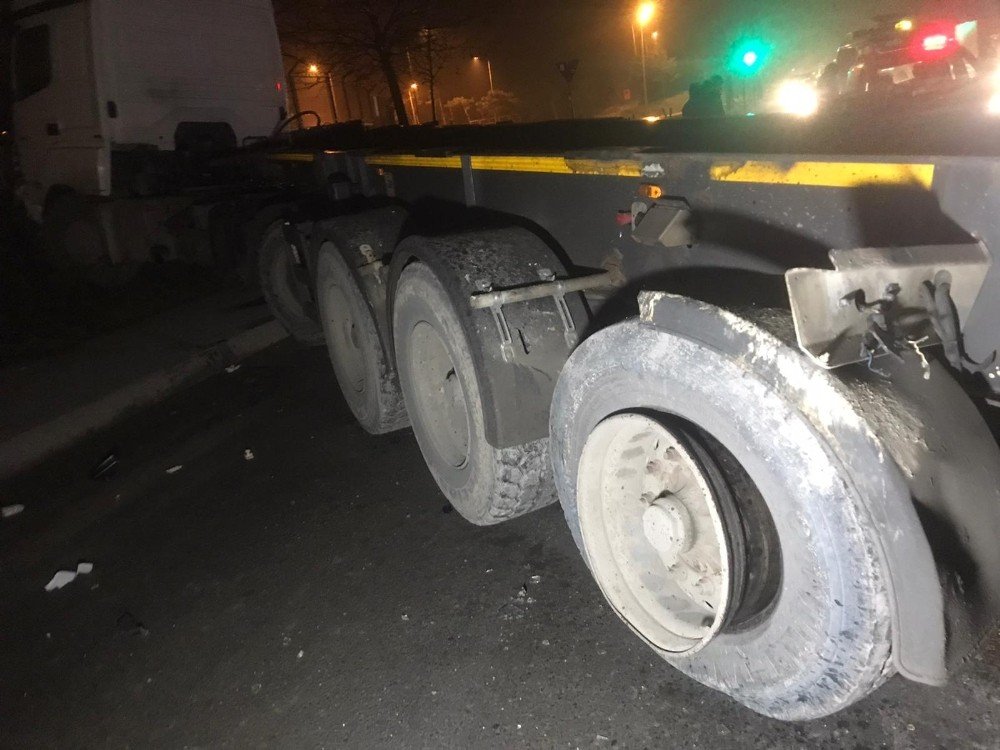 Dorsesi Üst Geçide Çarpan Hafriyat Kamyonu Karşı Şeritten Gelen Araca Çarptı: 2 Yaralı