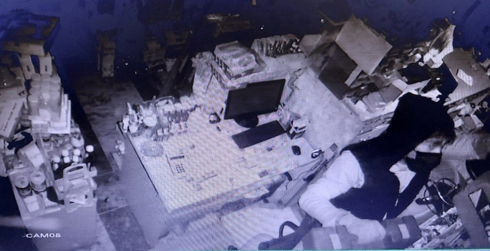 İ̇stanbul’da Yapı Marketi Soyan Hırsız Kamerada