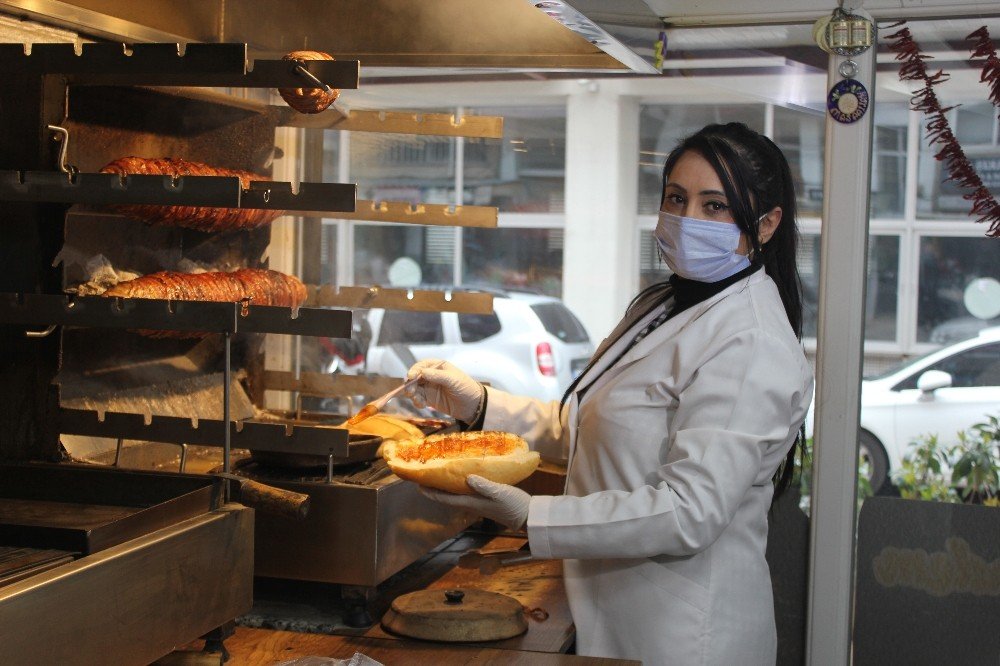 İ̇zmir’in Kadın Kokoreççisi Mehtap Usta