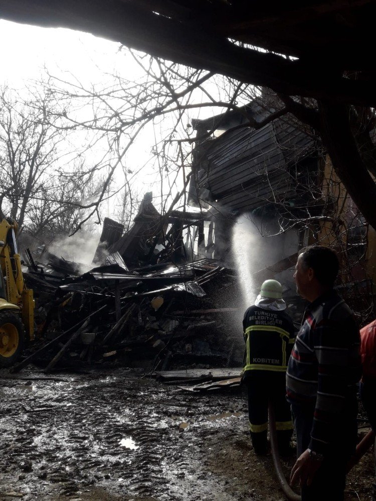 Kastamonu’da Üç Katlı Ahşap Ev Küle Döndü
