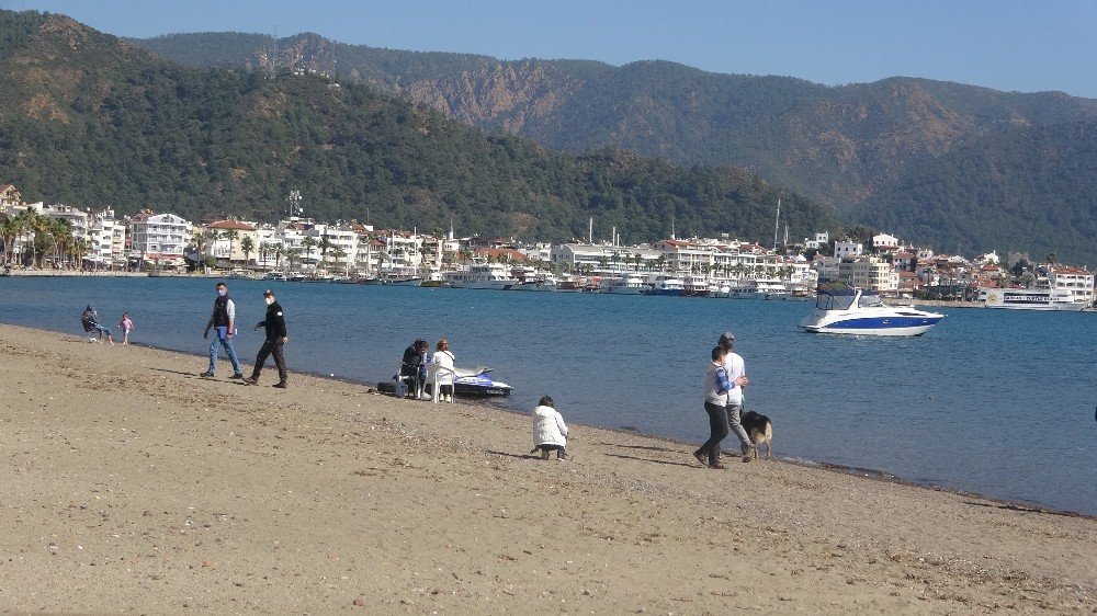 Marmaris’te Sıcak Havayı Gören Sahile İndi