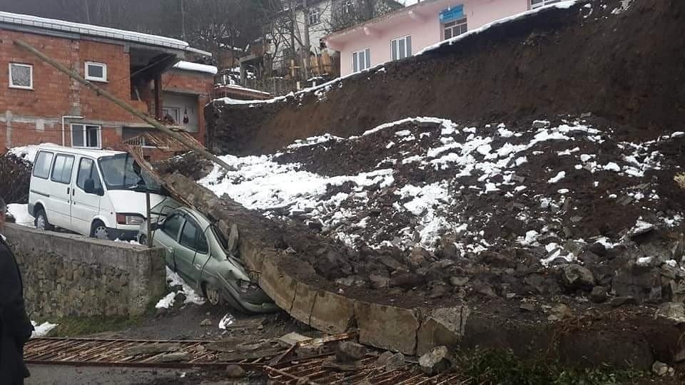 Ordu’da İstinat Duvarı Çöktü, Araçlar Altında Kaldı